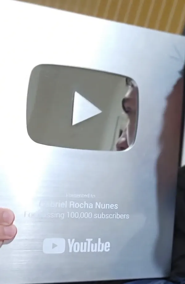 Placa de prata do YouTube entregue a Gabriel Rocha Nunes por 100 mil inscritos